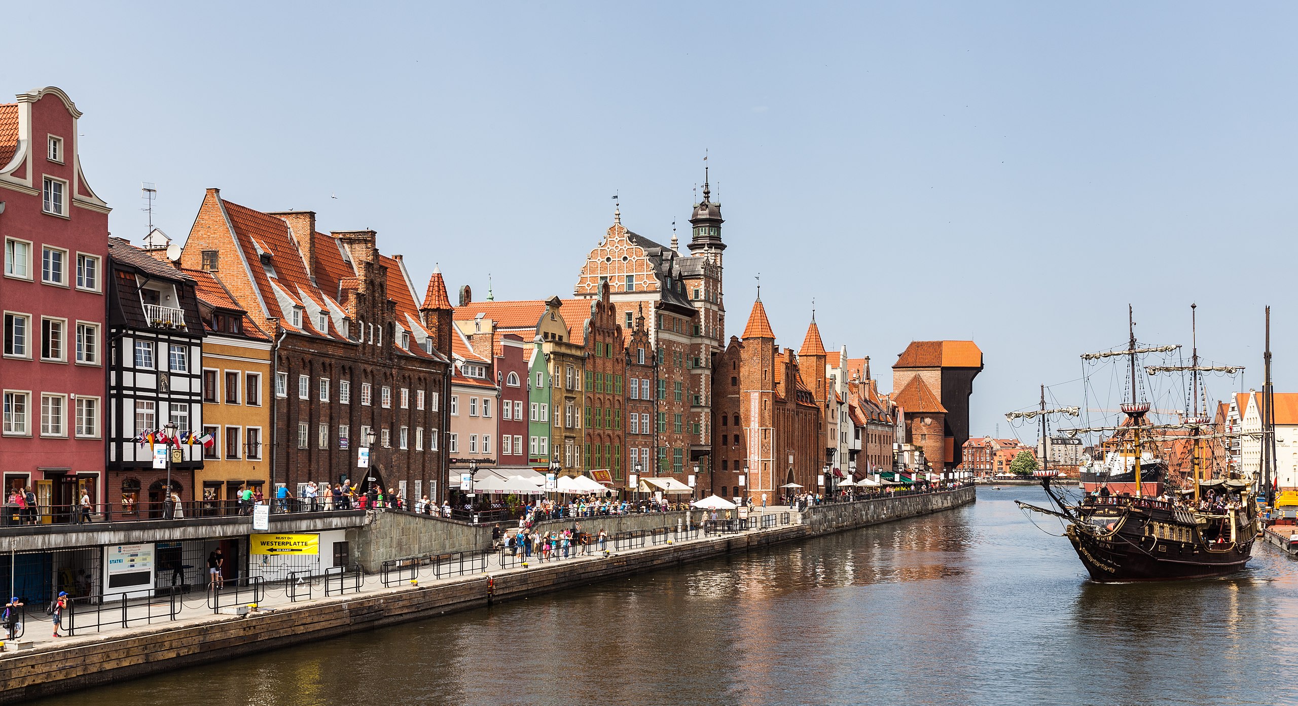 2560px-Calle_Dlugie_Pobrzeze,_Gdansk,_Polonia,_2013-05-20,_DD_06